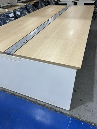 オカムラ　フリーアドレスデスク