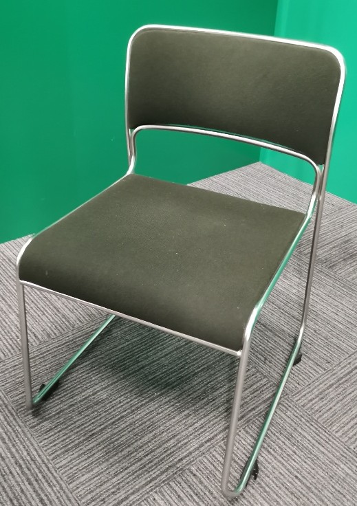コクヨ スタッキングチェア黒
