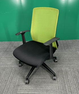 肘付き事務チェア