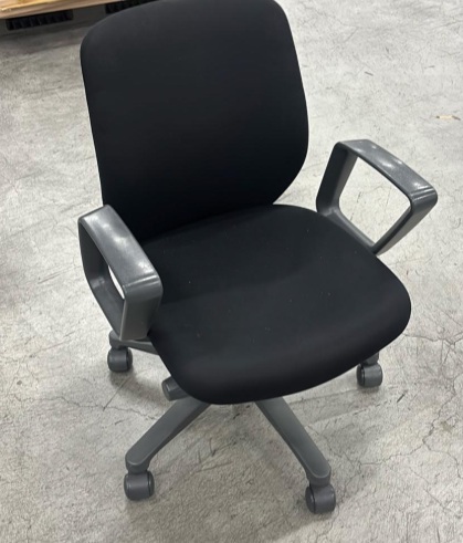 コクヨ　セディスタ　肘付き　ブラック