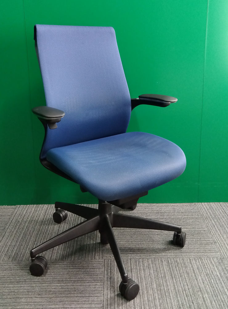 コクヨ肘付き事務チェア（M4）