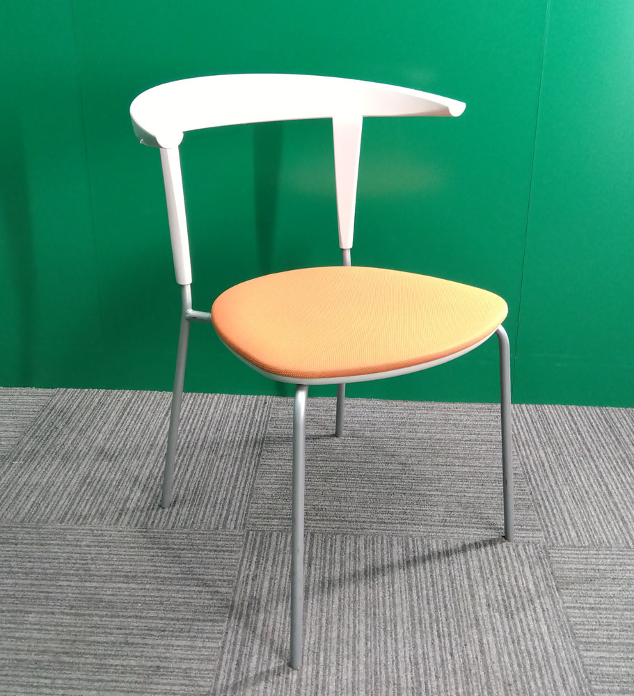 ウチダスタッキングチェア（オレンジ）