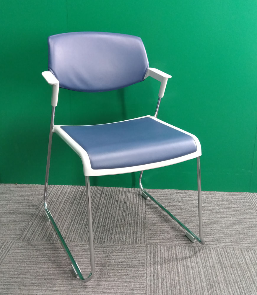 コクヨスタッキングチェア（サティオ）