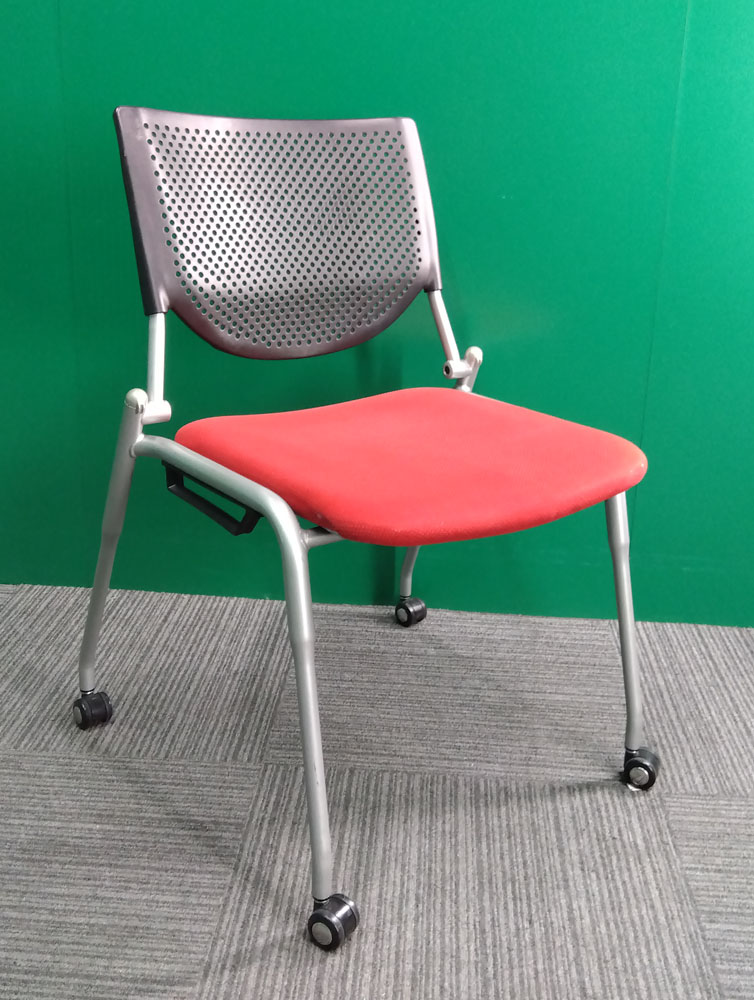 オカムラスタッキングチェア（赤）