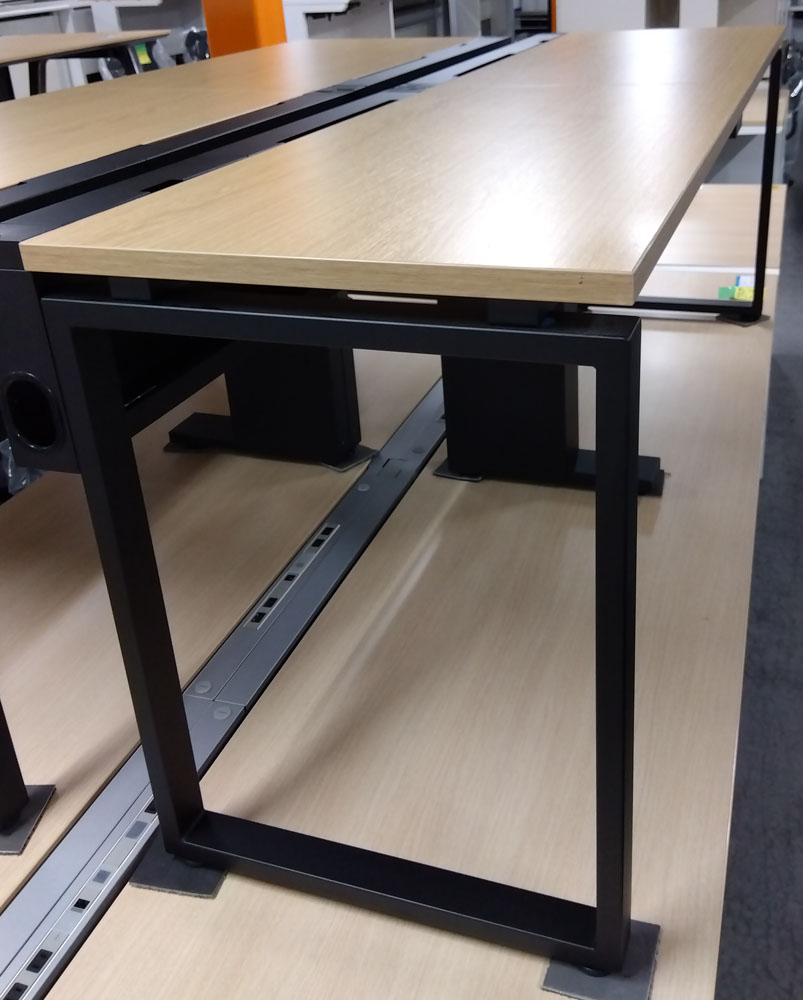 連結平デスク（W2000）