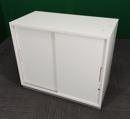 プラス　引戸書庫　窓下