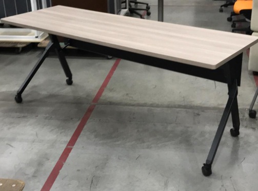 オカムラ　フォールディングテーブル