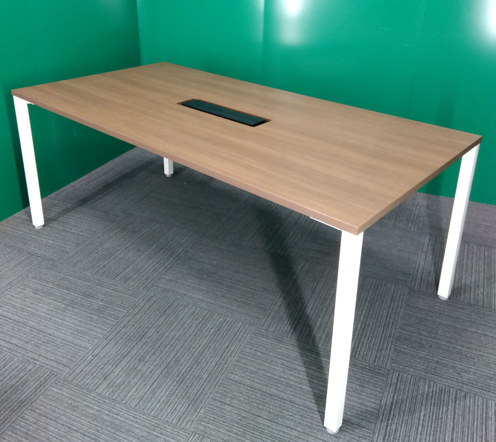 オカムラミーティングテーブル