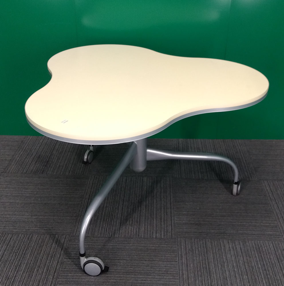 イトーキミーティングテーブル（三つ葉型）