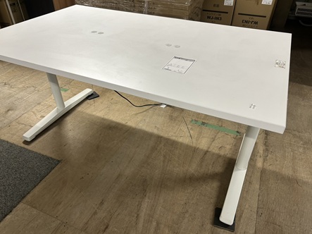 オカムラ　ミーティングテーブル　ホワイト