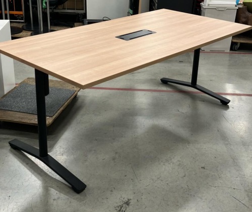 コクヨ　ミーティングテーブル　ビエナ　1890