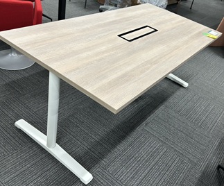 オカムラ　ミーティングテーブル　ライブス