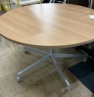 オカムラ　丸テーブル
